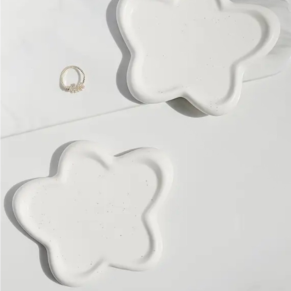 1 pc White Flower-Shaped Jewelry Dish - 4 H x 4 L